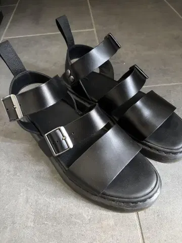 Dr.Martens 샌들