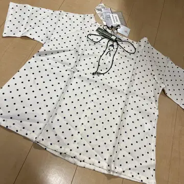 택 포함 새상품 마드모아젤 논논 VALENTINA'S S 도트 무늬 셔츠