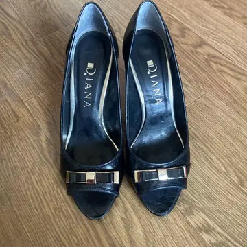 DIANA 블랙 오픈토 펌프스
