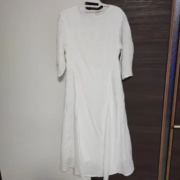 미라 오웬 화이트 오분 소매 롱 원피스