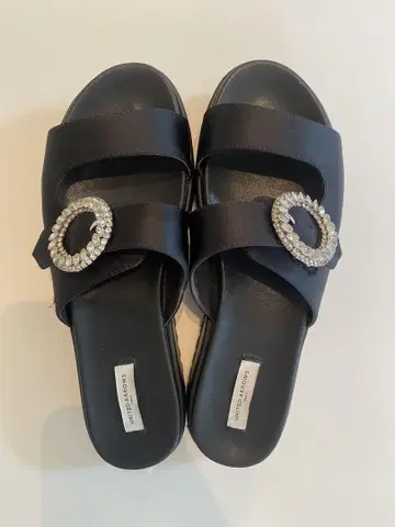 비쥬가 달린 블랙 샌들