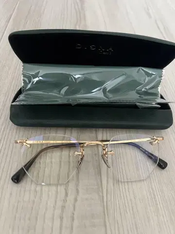DIGNA Classic 골드 티타늄 무테 안경
