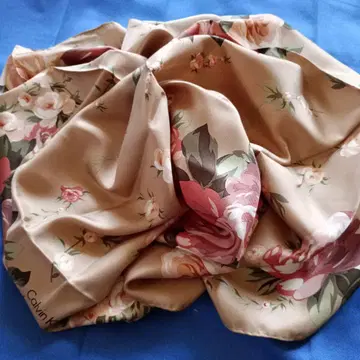 미사용 새상품 캘빈클라인 꽃무늬 스카프 약 87cm
