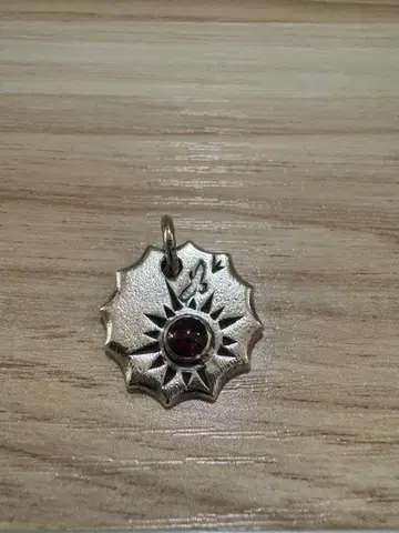 태양 모티브의 금속제 펜던트
