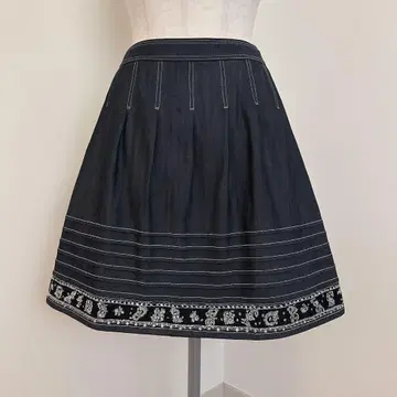 TO BE CHIC 데님풍 스커트 비쥬 자수