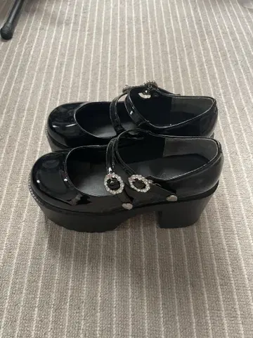 비쥬가 달린 통굽 로퍼 블랙