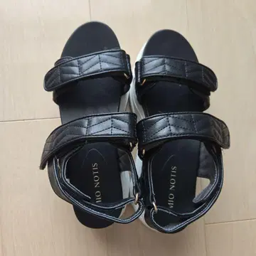 쿠션성이 있는 블랙 샌들