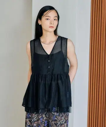 LEPSIM 시어 자수 모듬 슬리브리스 블라우스