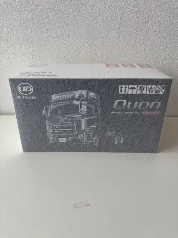 UD TRUCKS Quon 1/43 세미 트랙터 헤드
