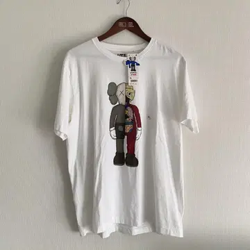 [미사용] 유니클로 KAWS 콜라보 티셔츠 XL 사이즈 화이트 택 포함