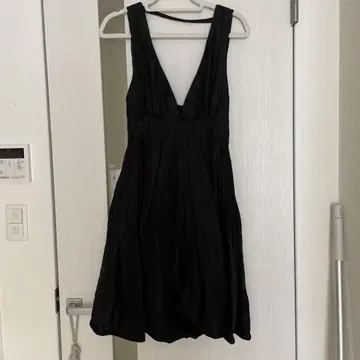 DRESSLAVE 블랙 슬리브리스 V 넥 무릎 기장 원피스