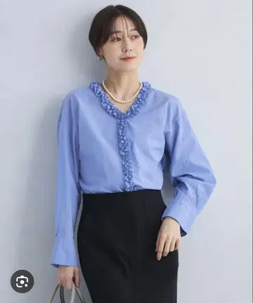 그린 라벨 턱 프릴 V 넥 블라우스