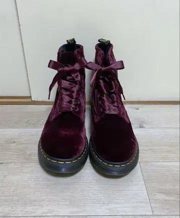 닥터 마틴 8홀 벨벳 빨간색