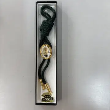 다크 그린 루프 타이 화이트 수정
