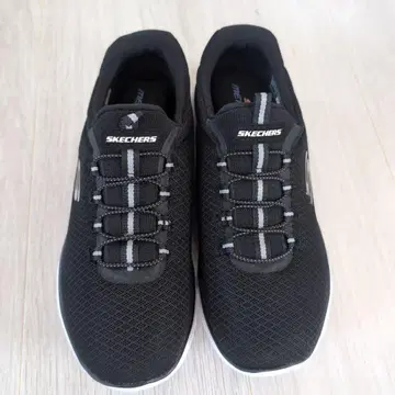 SKECHERS 블랙 스니커즈