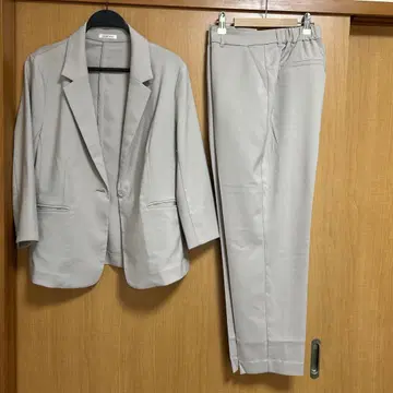 베이지 자켓과 팬츠 셋업