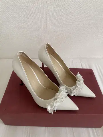 화이트 비즈 장식 하이힐 높이: 8cm