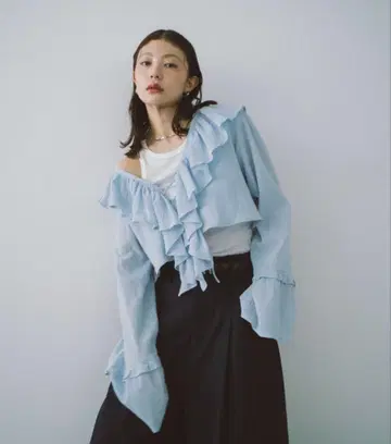 HANNE 레이스업 프릴 블라우스