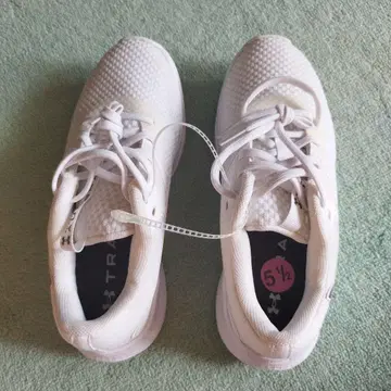 Under Armour 화이트 스니커즈 5.5