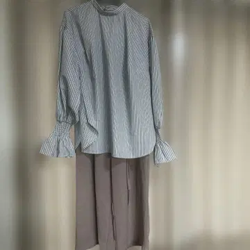 스트라이프 패턴 셔츠와 와이드 팬츠 셋업