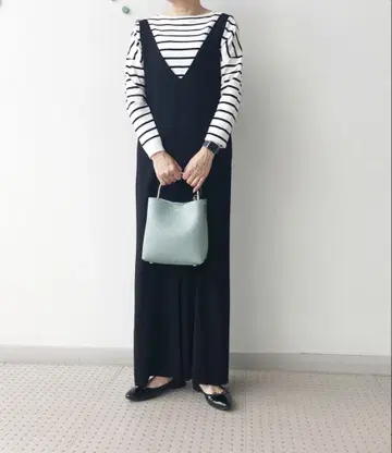 TIARA 블랙 V넥 올인원