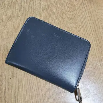 A.P.C. 네이비 가죽 접이식 지갑