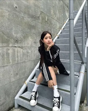 스즈키 아미 스니커즈