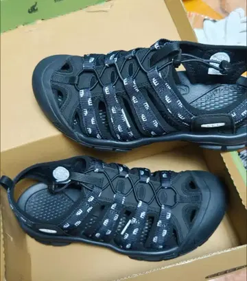 KEEN 킨 블랙/화이트 샌들 27cm