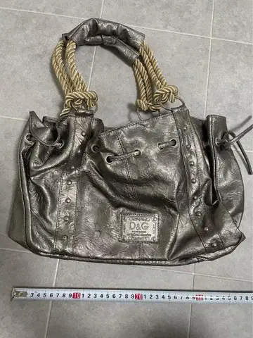 D&G 메탈릭 실버 핸드백