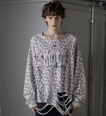 grancy 올 패턴 라인 큐빅 그래픽 롱 T 화이트