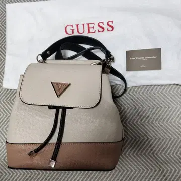 GUESS 베이지와 브라운 백팩