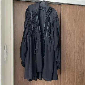라벨 에뛰드 개더 디자인 볼륨 슬리브 모즈 코트 블랙