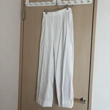yori 스프링 새틴 와이드 팬츠 화이트 36 사이즈