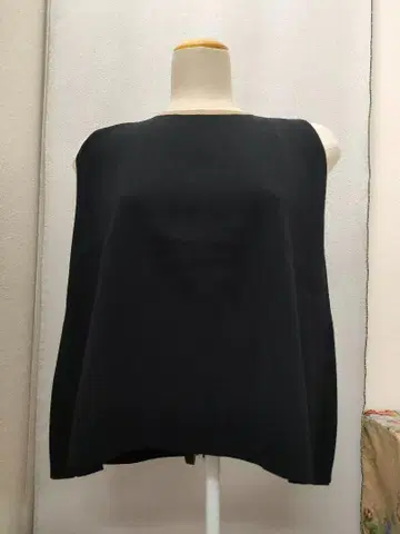 에스트네이션 블랙 슬리브리스 니트 크롭 탑
