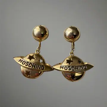 모스키노 골드 컬러 귀찌