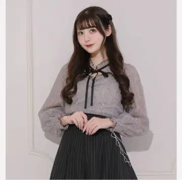 pium 바이컬러 레이스 케이프 긴팔 블라우스 피움