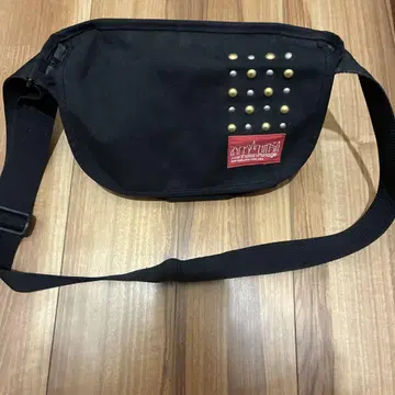 Manhattan Portage 스터드 숄더백 새상품급, 빠른 구매 우선