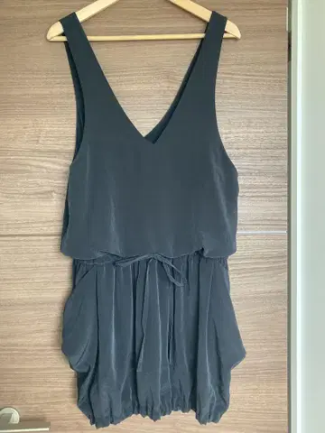 Tiara 블랙 슬리브리스 원피스 튜닉