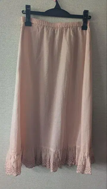 프릴이 달린 핑크 롱 스커트