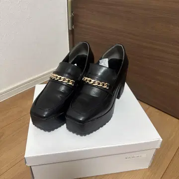 블랙 가죽 로퍼, 골드 체인 장식
