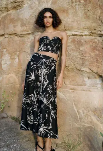 새상품급 ZARA 자라 프린트 케이프 스커트 페인트 무늬 블랙 M