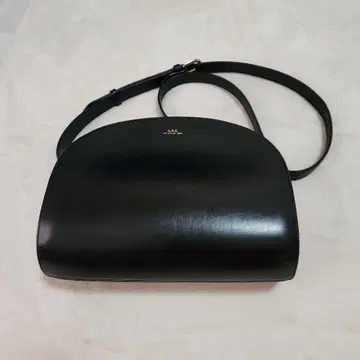 아페쎄 하프문 블랙 가죽 숄더백
