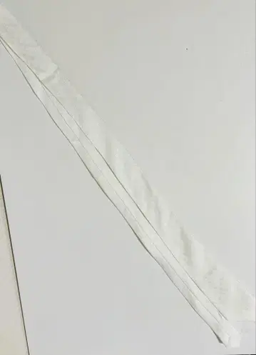 화이트 지오메트릭 디자인 넥타이