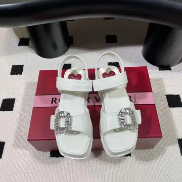 Roger Vivier 패턴트 레더 스트랩 발레리나