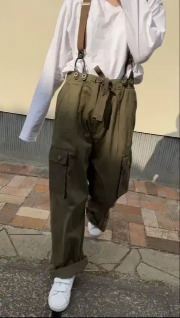 올리브 서스펜더가 달린 오버롤