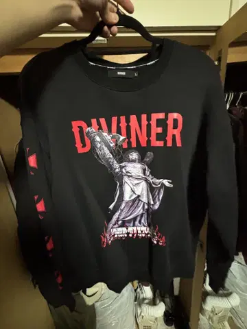 DIVINER 스웨트 셔츠 블랙