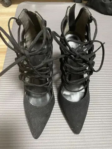 블랙 레이스업 하이힐