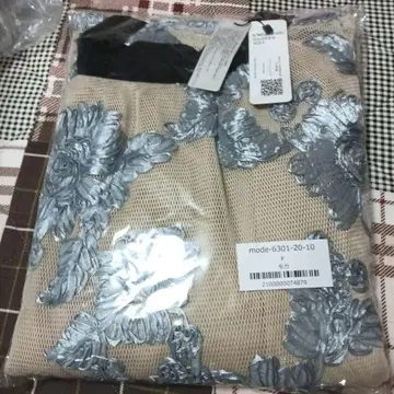 레이스 꽃무늬 자수 베이지 스커트