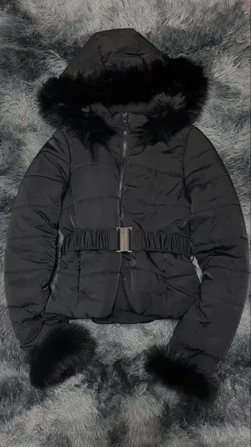 후드 부착 블랙 다운 자켓