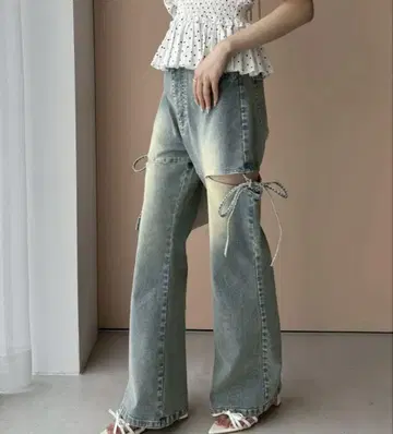 NICE CLAUP 사이드 오픈 리본 플레어 데님 팬츠